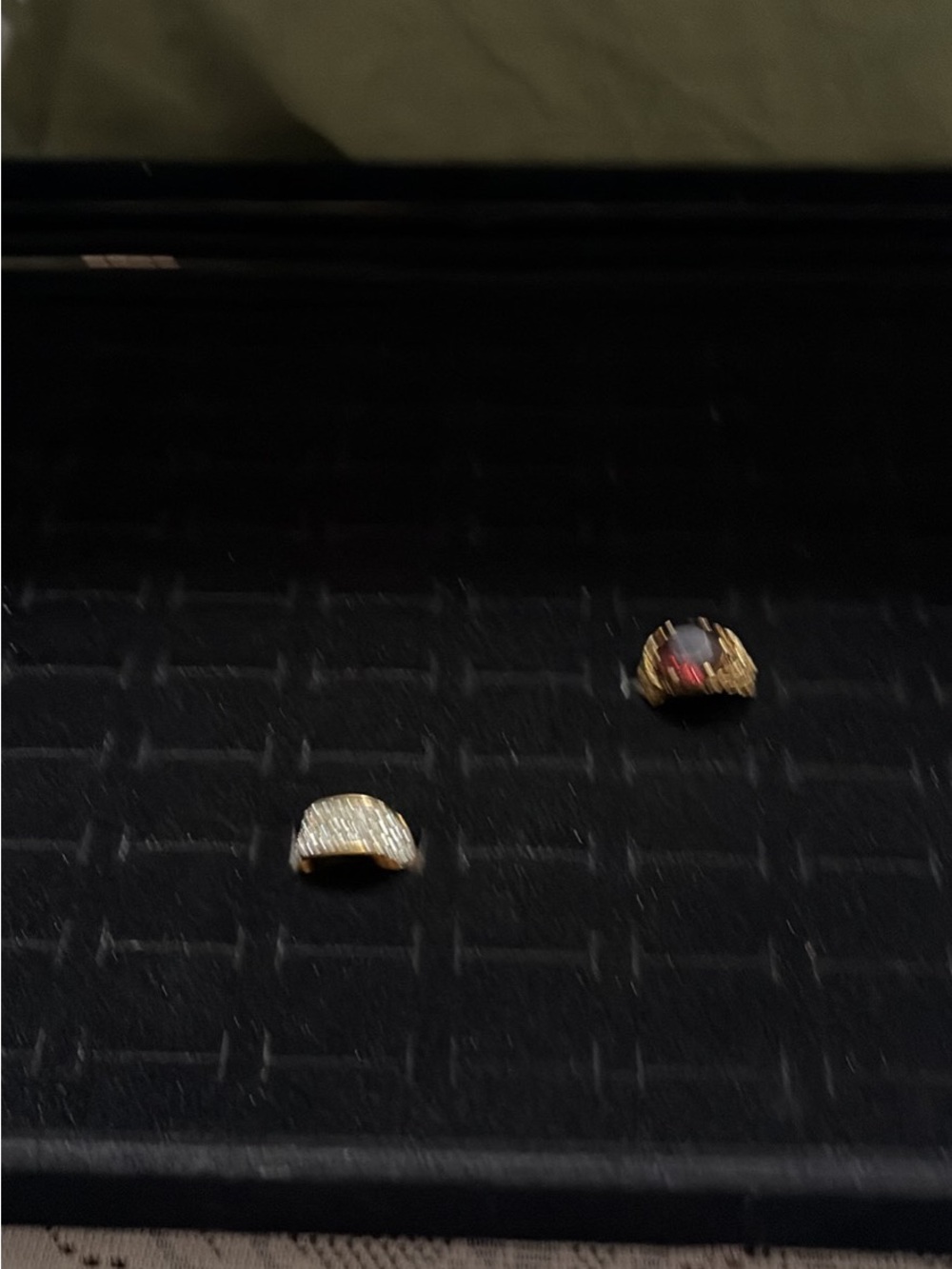 Ring or coin display case - Picture 2 of 3